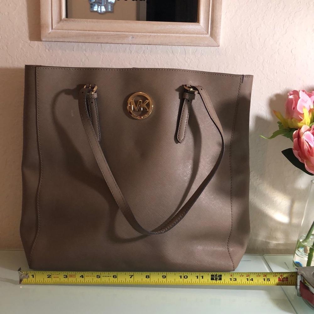 MK shoulder bag taupe in mint condition